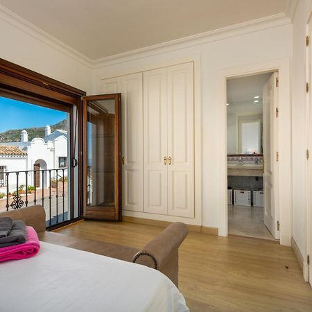 Stylish 3 Bed House 2 Bathrooms, With Patio, Roof Terrace And Communal Pool 5 Minutes Away From The Beautiful Spanish White Village Of Casares Pueblo And Only 20 Mins From The Sea Zewnętrze zdjęcie