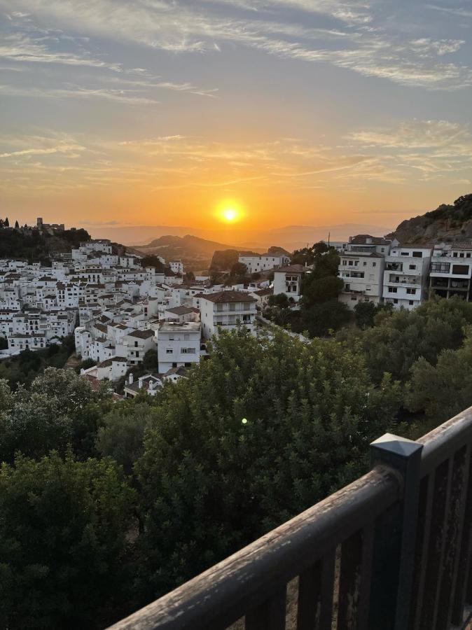 Stylish 3 Bed House 2 Bathrooms, With Patio, Roof Terrace And Communal Pool 5 Minutes Away From The Beautiful Spanish White Village Of Casares Pueblo And Only 20 Mins From The Sea Zewnętrze zdjęcie