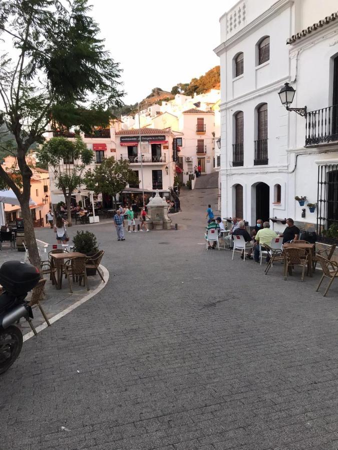 Stylish 3 Bed House 2 Bathrooms, With Patio, Roof Terrace And Communal Pool 5 Minutes Away From The Beautiful Spanish White Village Of Casares Pueblo And Only 20 Mins From The Sea Zewnętrze zdjęcie
