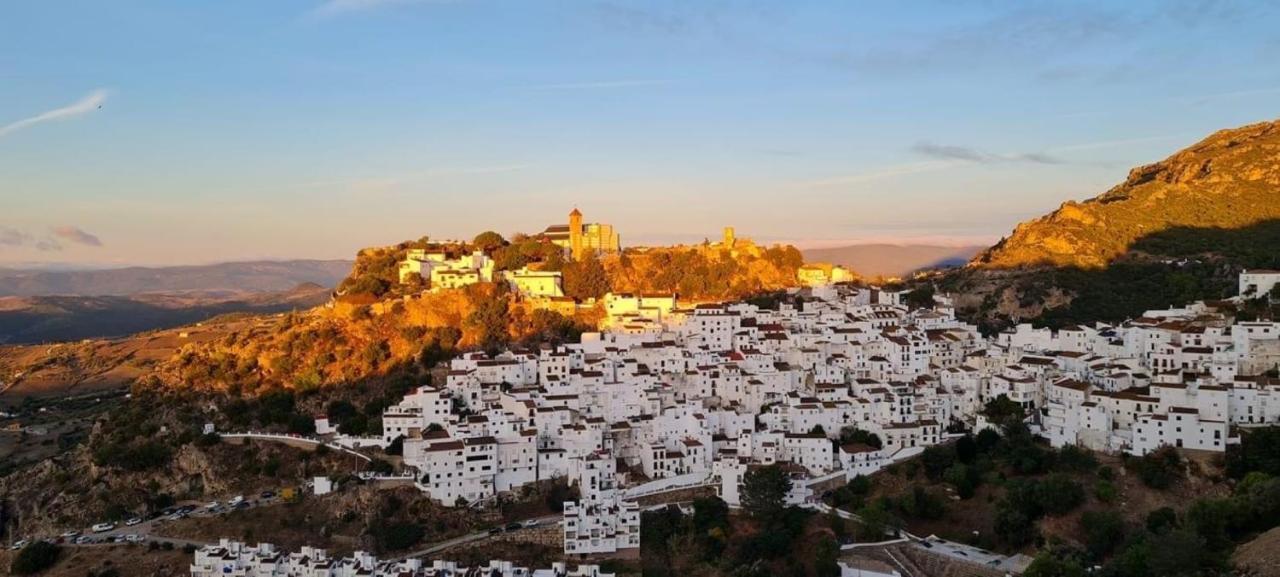 Stylish 3 Bed House 2 Bathrooms, With Patio, Roof Terrace And Communal Pool 5 Minutes Away From The Beautiful Spanish White Village Of Casares Pueblo And Only 20 Mins From The Sea Zewnętrze zdjęcie