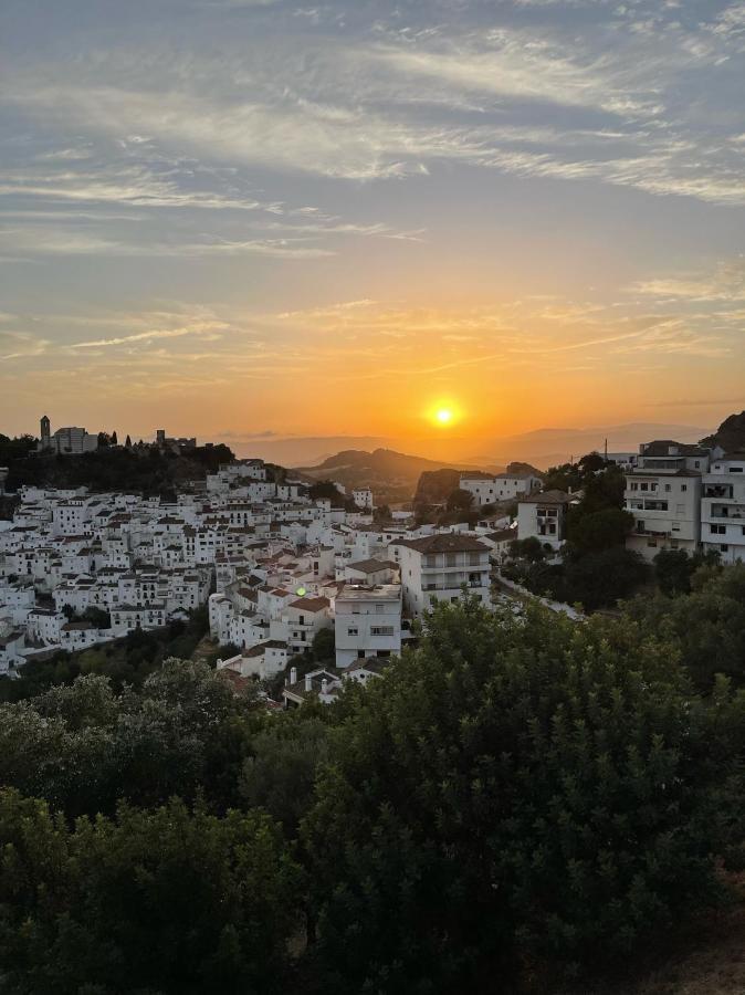 Stylish 3 Bed House 2 Bathrooms, With Patio, Roof Terrace And Communal Pool 5 Minutes Away From The Beautiful Spanish White Village Of Casares Pueblo And Only 20 Mins From The Sea Zewnętrze zdjęcie