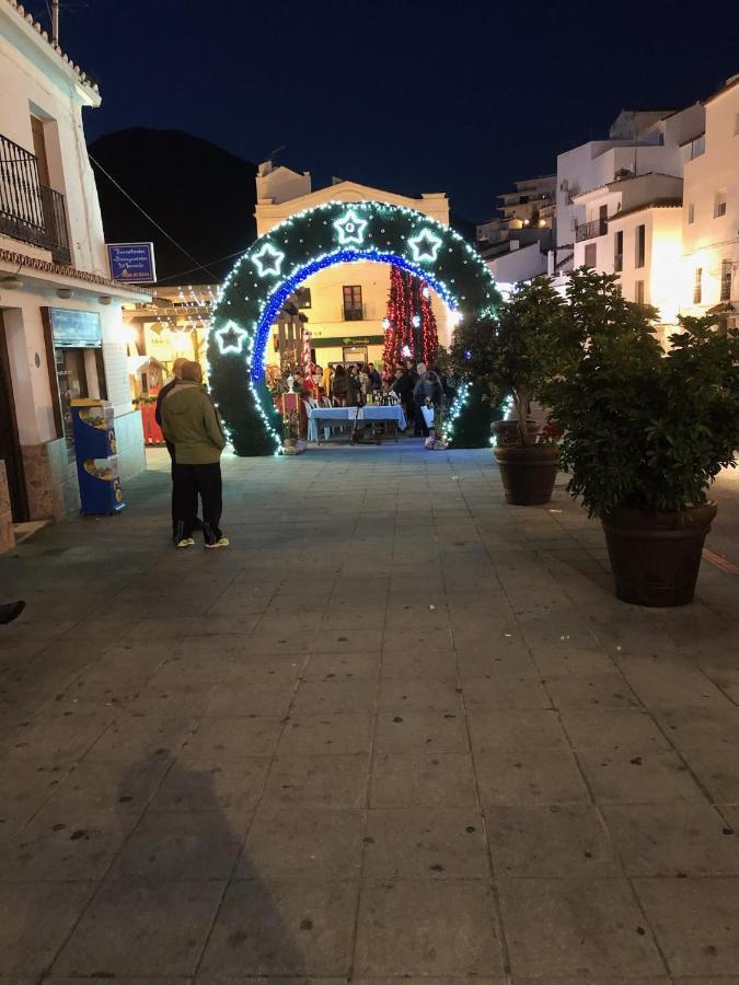 Stylish 3 Bed House 2 Bathrooms, With Patio, Roof Terrace And Communal Pool 5 Minutes Away From The Beautiful Spanish White Village Of Casares Pueblo And Only 20 Mins From The Sea Zewnętrze zdjęcie