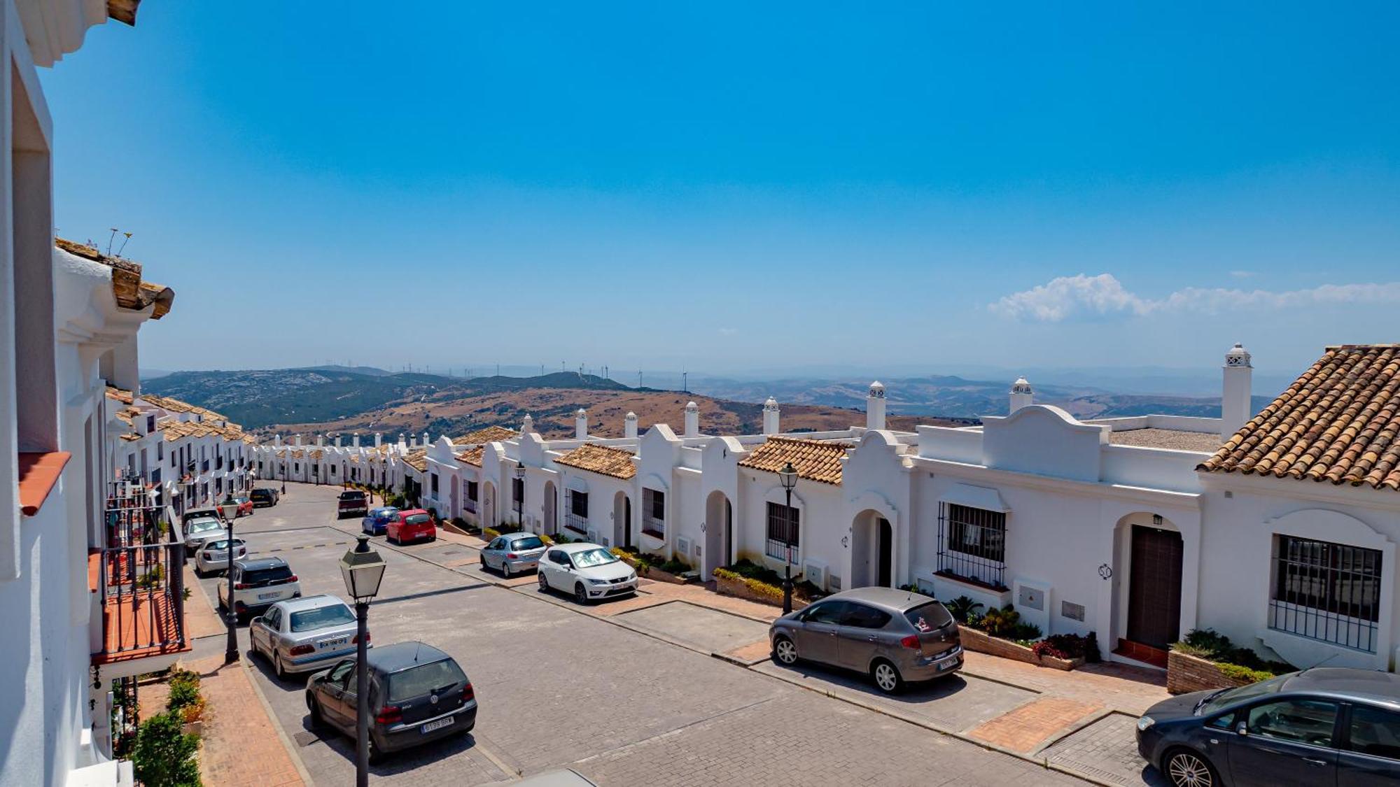 Stylish 3 Bed House 2 Bathrooms, With Patio, Roof Terrace And Communal Pool 5 Minutes Away From The Beautiful Spanish White Village Of Casares Pueblo And Only 20 Mins From The Sea Zewnętrze zdjęcie