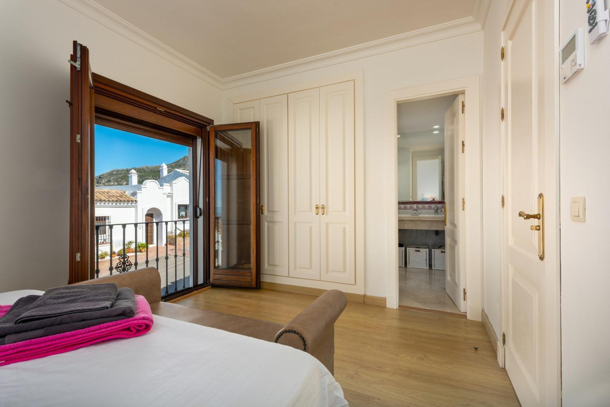 Stylish 3 Bed House 2 Bathrooms, With Patio, Roof Terrace And Communal Pool 5 Minutes Away From The Beautiful Spanish White Village Of Casares Pueblo And Only 20 Mins From The Sea Zewnętrze zdjęcie