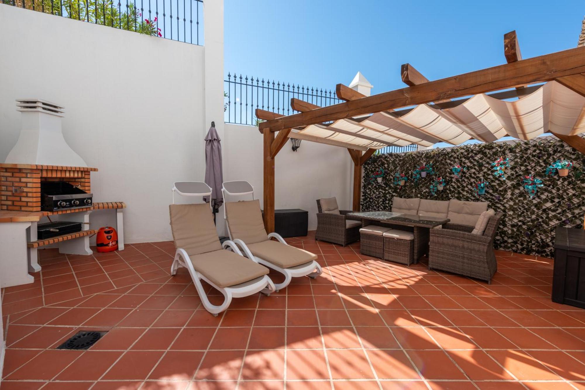 Stylish 3 Bed House 2 Bathrooms, With Patio, Roof Terrace And Communal Pool 5 Minutes Away From The Beautiful Spanish White Village Of Casares Pueblo And Only 20 Mins From The Sea Zewnętrze zdjęcie