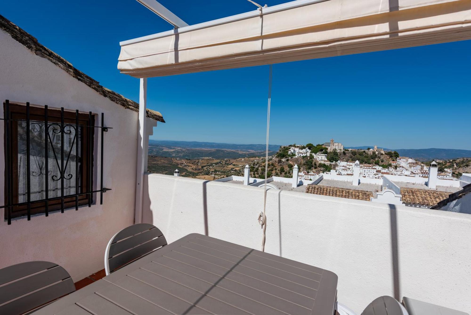 Stylish 3 Bed House 2 Bathrooms, With Patio, Roof Terrace And Communal Pool 5 Minutes Away From The Beautiful Spanish White Village Of Casares Pueblo And Only 20 Mins From The Sea Zewnętrze zdjęcie
