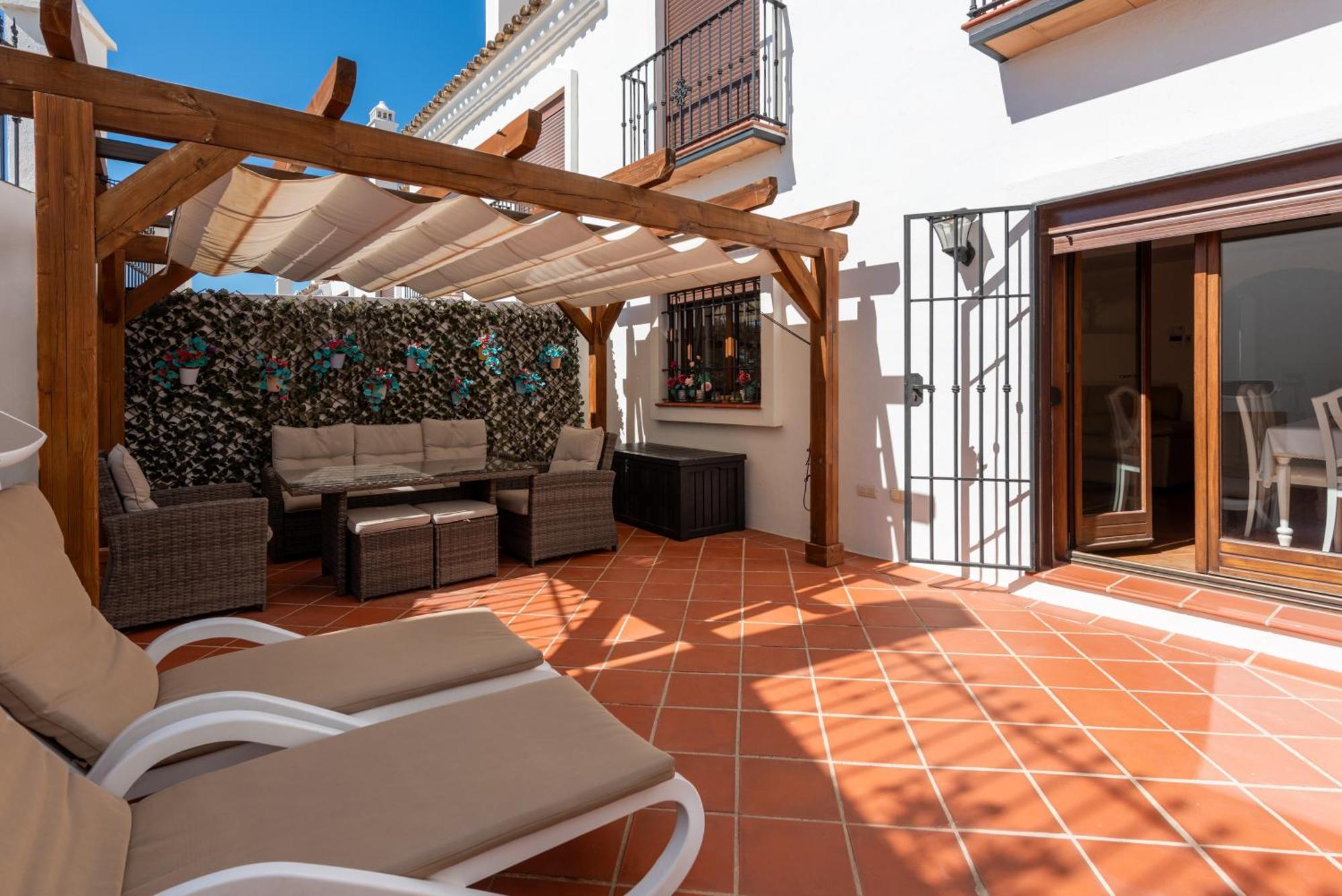 Stylish 3 Bed House 2 Bathrooms, With Patio, Roof Terrace And Communal Pool 5 Minutes Away From The Beautiful Spanish White Village Of Casares Pueblo And Only 20 Mins From The Sea Zewnętrze zdjęcie